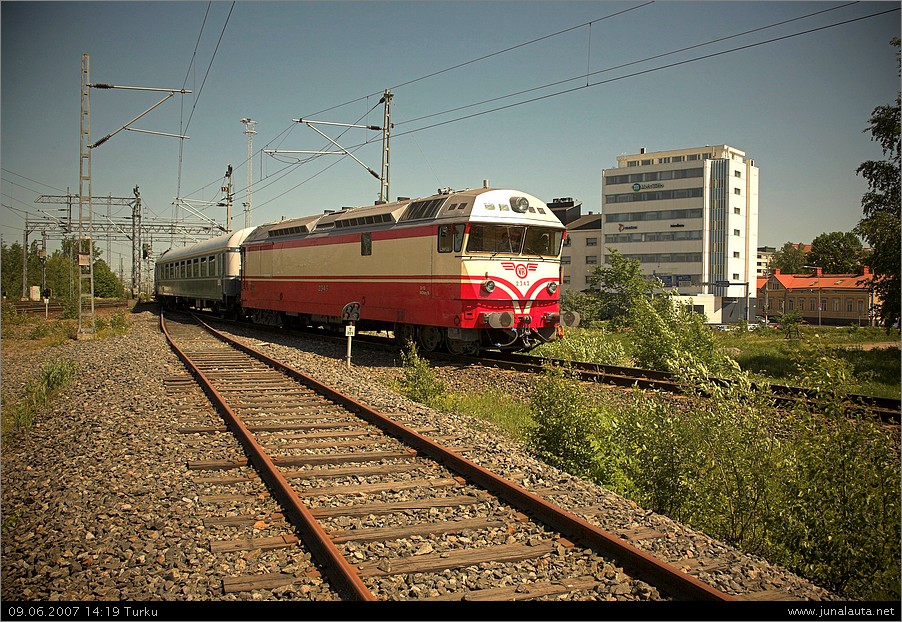 Dr13 2343 (1077) @ Turku 09.06.2007
Turun aseman "kello kahden ruuhkan" takia juna ehti seisomaan hetken Pansiontiellä, mutta viimein löytyy reikä asemalle!
Avainsanat: Dr13_2343 museojuna 20070609_Hki-Tus-Hy