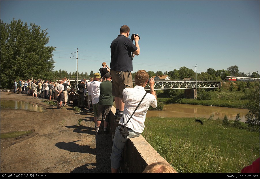  Dr13 2343 (1077) @ Paimio 09.06.2007
Tulloo tätä raijjjetta! *klik* *klik* HIIVATTI! *klik-klik* ...
Avainsanat: Dr13_2343 museojuna siltakuva 20070609_Hki-Tus-Hy #kuvausrintama