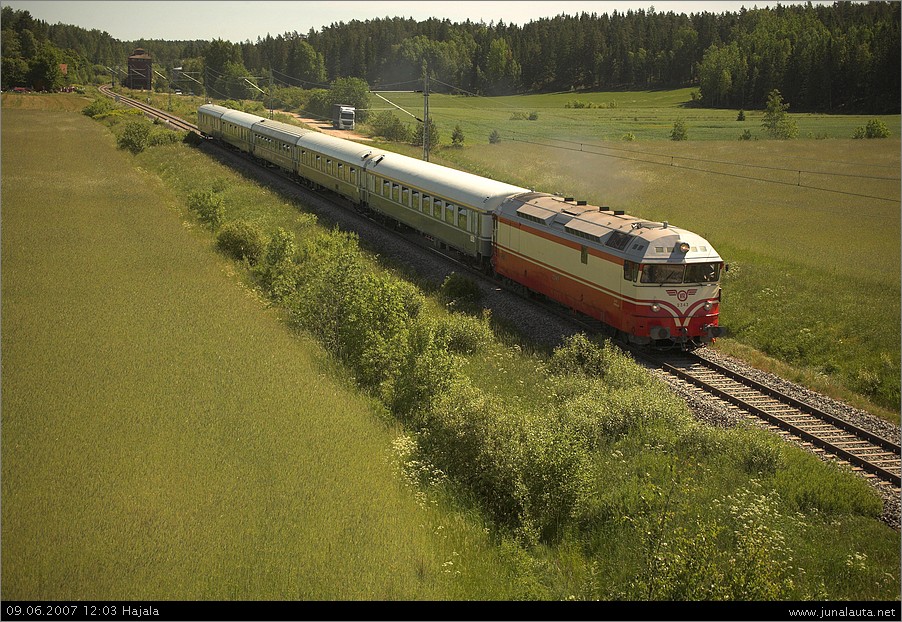  Dr13 2343 (1077) @ Hajala 09.06.2007
Matka jatkuu edelleen! Muutaman autokunnan kuvausrintama tallentaa lähtökiihdytystä Hajalan asemalta! :)
Avainsanat: Dr13_2343 museojuna 20070609_Hki-Tus-Hy