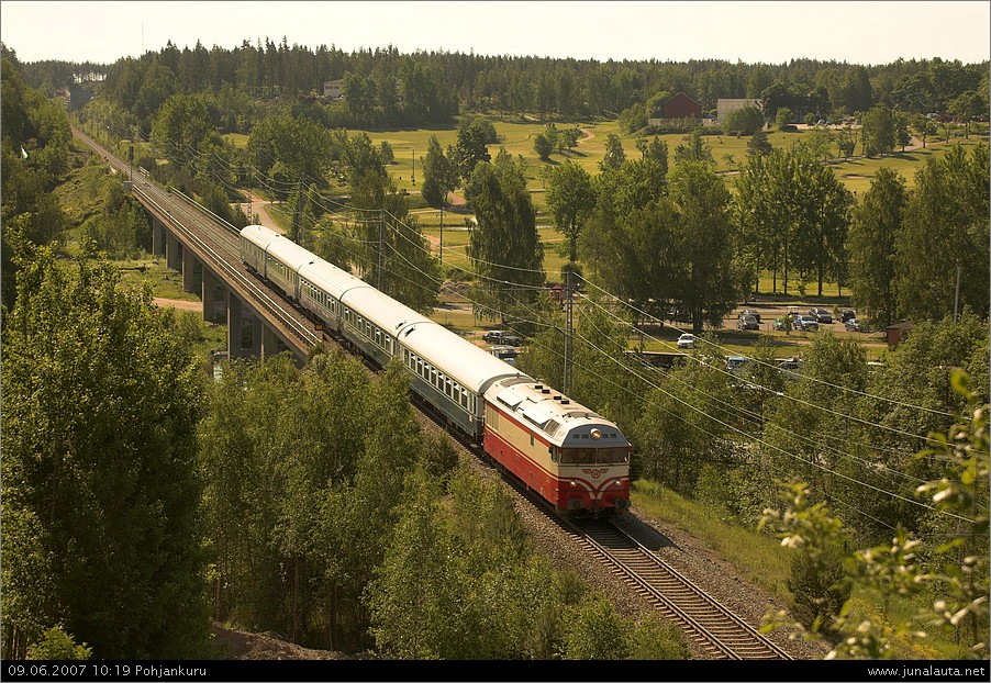  Dr13 2343 (1077) @ Pohjankuru 09.06.2007
JYMM-JYMM-JYMM. Karjaalta matka jatkuu kohti määränpäätä, seuraava pysähdys Ervelässä. Mustionjoen siltaa uhkaa lähivuosina umpeenkasvaminen!
Avainsanat: Dr13_2343 museojuna siltakuva 20070609_Hki-Tus-Hy