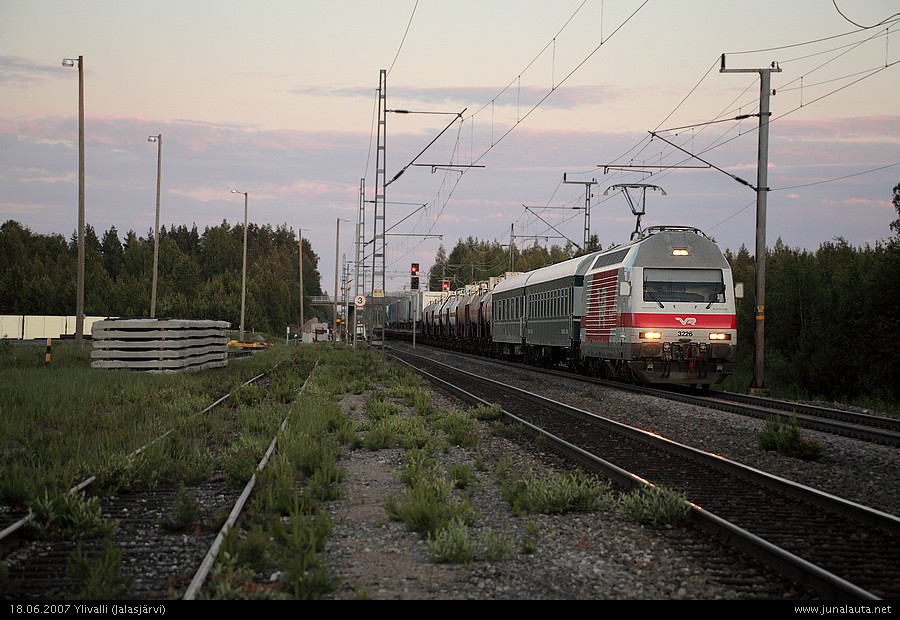 T3051 @ Ylivalli 18.06.2007
Ylivallin ratapihan eteläpäässä tehtiin ratatöitä kesällä 2007. Nopeusrajoitus oli tästä johtuen asetettu tavarajunaharrastajia suosivaksi, kolmeenkymppiin! 
Avainsanat: T3051 rekkajuna Sr2_3226