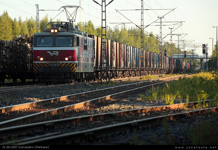 Konttijuna Kuivasjärvellä 21.06.2007
Aamuaurinko porottaa karmivimmillaan, matalalta ja polttavasti.. Nukkumaan ei kuitenkaan hakeuduta ennen kuin viimeinenkin rahti on nähty ja kuvattu! Ylimääräinen konttijuna Seinäjoelta painelee ohi Kuivasjärven liikennepaikan kello 06:38. Sivuraiteella möllöttää rapujuna 3606 reilun puolen tunnin verran päästäen hätäisempiään ohi.  

Konttijuna tallentui kortille myös menomatkalla vuorokautta aiemmin:
[url]http://www.junalauta.net/coppermine/displayimage.php?pos=-919[/url]
Avainsanat: T3603 Sr1_3006 Sr1_3045 konttijuna