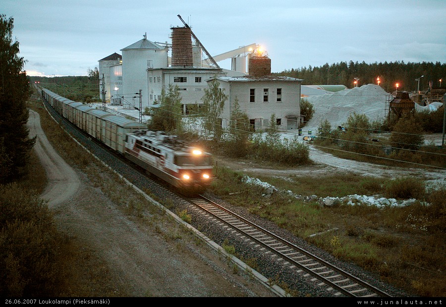 T2268 @ Loukolampi 26.06.2007
Ilmastonmuutos on edennyt Loukolammellekin. Kalkkitehtaan ympäristössä ei enää ole ikuista talvea, savupiiputkin on aikoja sitten katkottu kuin ennustuksena savupiipputeollisuuden katoavaisuudesta.

Vuorokausi vaihtuu, valo vähenee. T2268:lla riittää toistaiseksi kiidätettävää Varkaudesta Kotkaan.
Avainsanat: T2268 Sr1