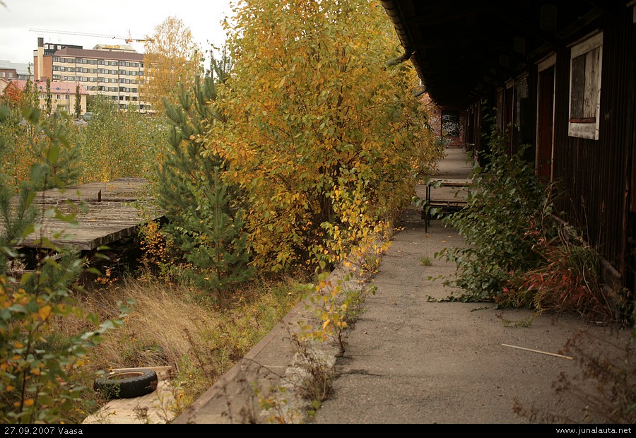 Vaasan hylättyä tavaraterminaalia 27.09.2007
Raiteet olivat vielä kuvanottohetkellä paikoillaan mukavasti pusikoituneina, mutta tämä vanha ratapiha on sittemmin vuoden 2008 aikana purettu! :/
