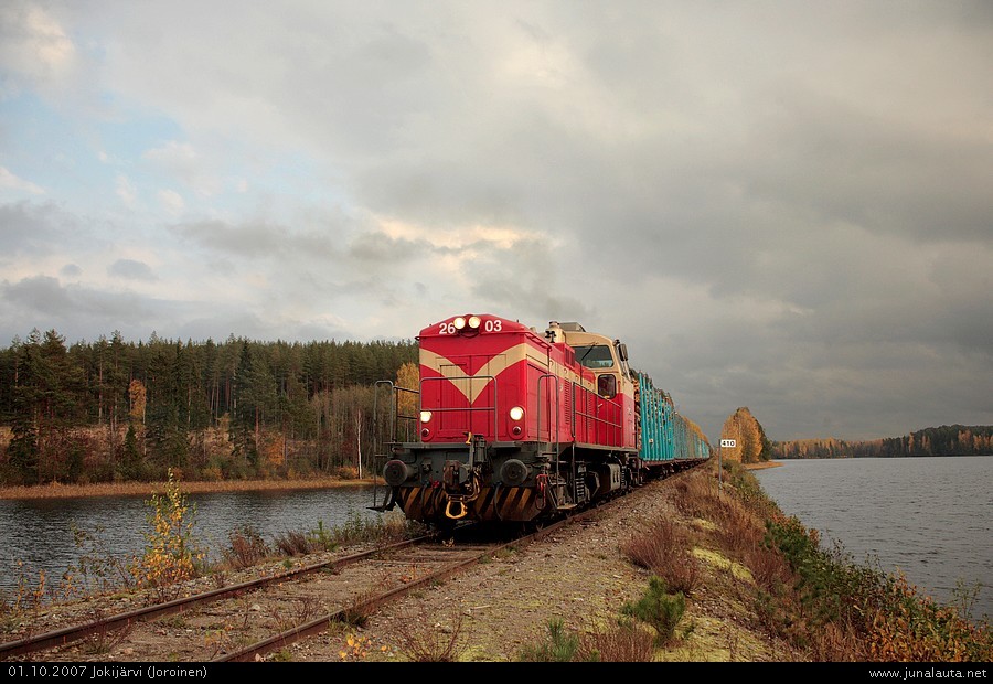 Raakapuujuna Joroisissa 01.10.2007
Dv12 2603 kävi hakemassa raakapuuvaunuletkan Kerimäeltä perin syksyisessä kelissä. Jokijärven asiallinen penger tarjoaa vielä hetken aikaa mukavat kuvausmahdollisuudet junien kulkiessa neljän-viidenkympin nopeutta vanhalla palakiskoradalla! 

(Jaa mitkä junat? Kulkeeko siellä enää mittää?...)
Avainsanat: Dv12_2603 raakapuujuna T2173