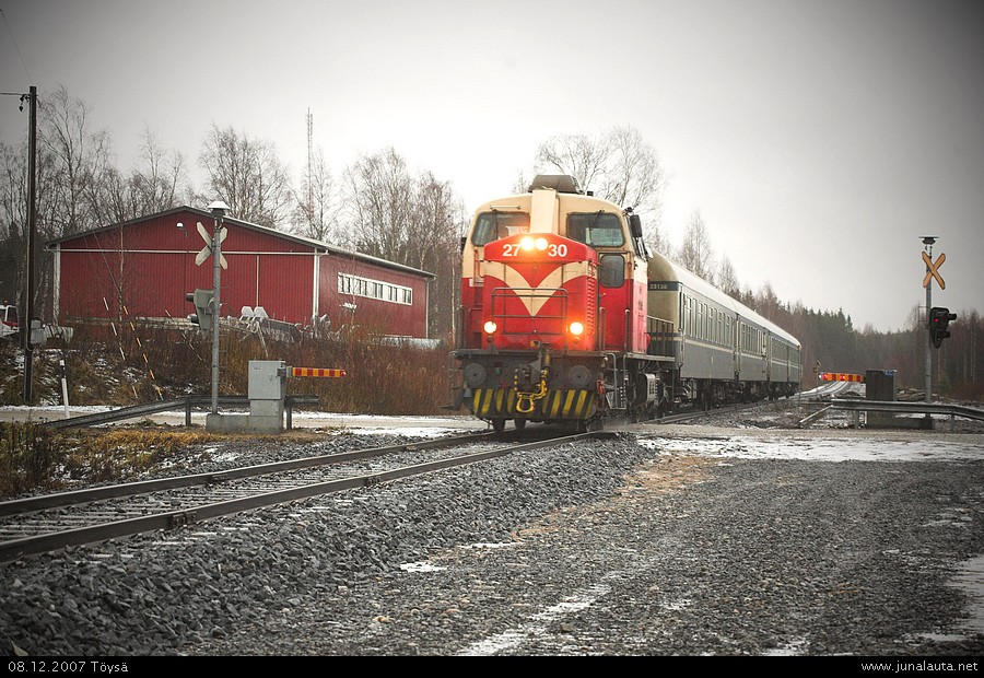 H445 @ Töysä 08.12.2007
H445 popottaa vauhdilla ohi Töysän liikennepaikan - kohtapuoliin kai entisen sellaisen!? 
Avainsanat: Dv12_2730 tasoristeyskuva H445