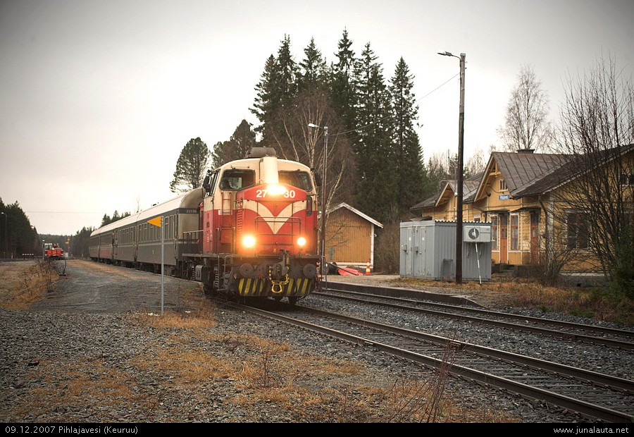 H445 @ Pihlajavesi 09.12.2007
Pihlajaveden jokapäiväisen junakohtauksen osapuolista H445 saapuu ensin Pihlajaveden asemalle...
Avainsanat: Dv12_2730 H445