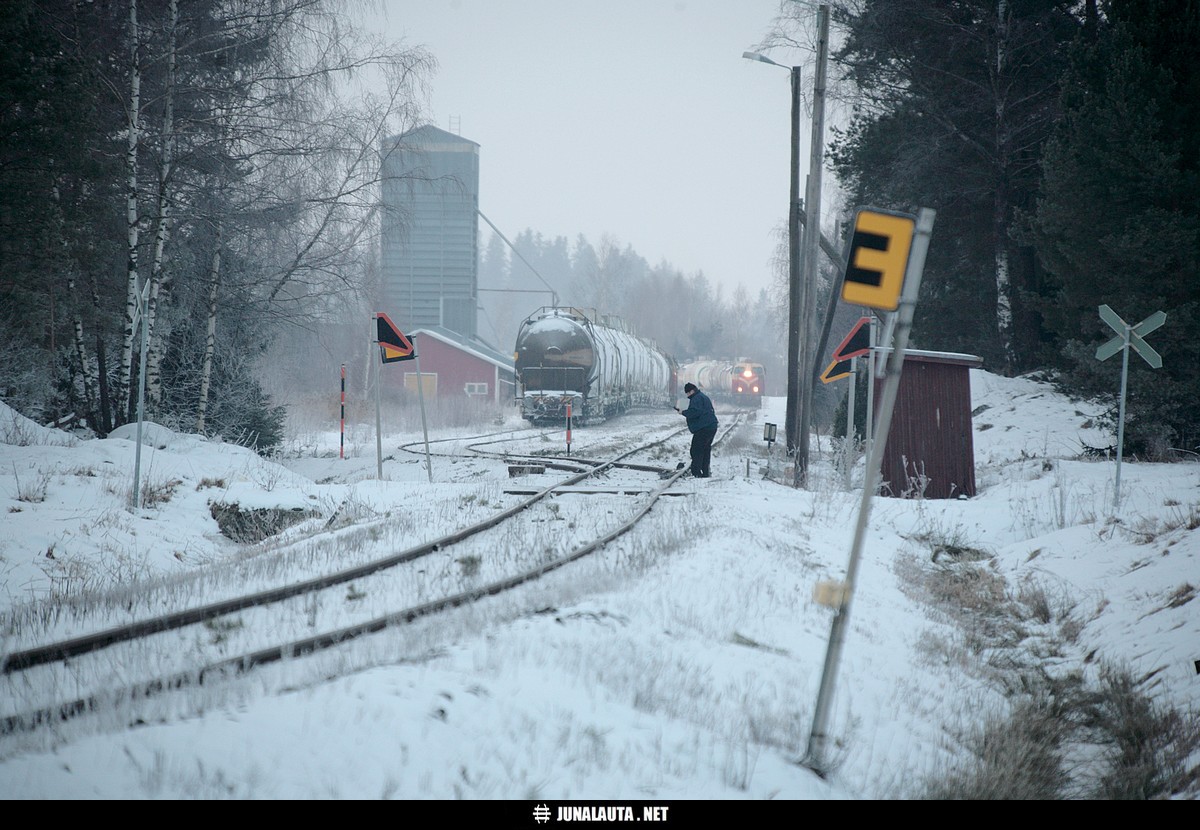 Kymmenen Vuotta Sitten: Mynämäki kutsuu 12.02.2007
- "Huomio... Kolme-viis-viis-nolla, kuuletko Mynämäkeä, Mynämäki kutsuu?" 
- [i]"Kolme-viis-viis-nolla kuulee Mynämäkeä." [/i]
- "Huomenta vaan Kolme-viis-viis-nolla." 
- [i]"Huomenta huomenta!" [/i]
- "Ja Kolme-viis-viis-nollalla lähtölupa Mynämäeltä." 
- [i]"Kolme-viis-viis-nollalla lähtölupa Mynämäeltä." [/i]
- "Oikein! Loppu." 
- [i]"... Loppu."[/i]

(En tiedä, menikö kyseinen radiopuhelinkeskustelu kyseisenä päivänä kirjaimellisesti näin, mutta oletan sen menneen. Sen verran monta kertaa tuli kuvanottoaikoina seurattua ja kuunneltua mukavan ja harrastajaystävällisen suorittajan vieressä näitä Mynämäen ja Raision luvanantoja, ettei tämän kyseisen päivän luvananto ainakaan kovin kauaksi jäänyt todellisuudesta sen noudattaessa aina samaa protokollaa "Huomio"-aloituksesta lähtien!)
Avainsanat: ammoniakkijuna junasuorittaja T3550 T3551 Dv12_2728 Dv12_2552 Dv12_2705 Dv12_2741 tasoristeyskuva kaupunkilaine ratapihakuva 20070212