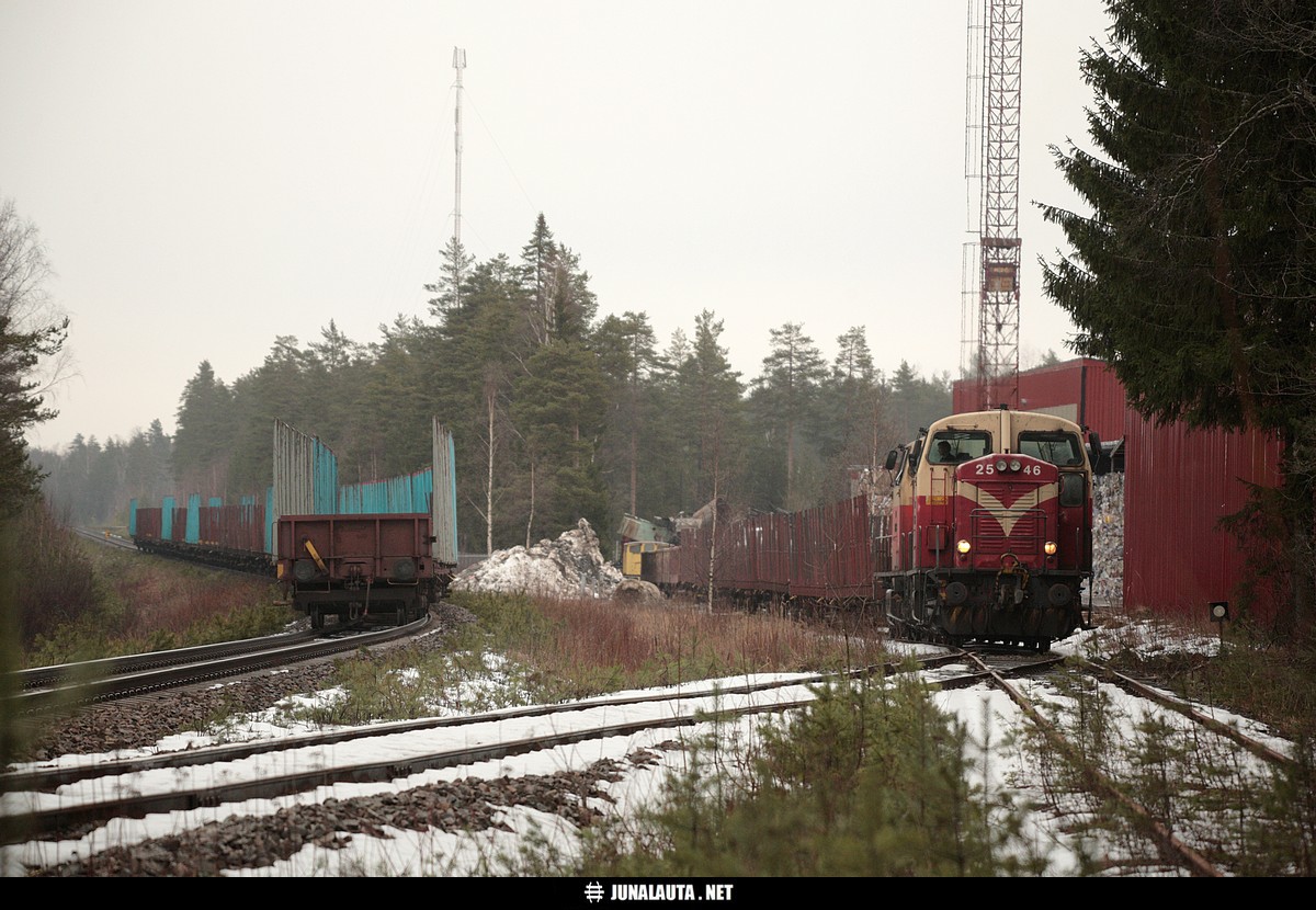 T3644 @ Meltola 21.03.2007
Karjaan puupässillä riitti kymmenen vuotta sitten hommia: Kirkniemeen on pudotettu junan perästä kahdeksan G-vaunua ja poimittu mukaan 21 tyhjää rapuvaunua, kuvan Meltolaan pudotetaan viisi Elo-t -vaunua, Karjaalle tyhjät rapuvaunut ja vielä Pohjankuruunkin olisi seitsemän Occ-vaunua! :) 

Sama juna Lohjan ja Kirkniemen välillä : [url]http://junalauta.net/ratapiha/displayimage.php?pid=187[/url]
Avainsanat: Dv12_2546 Dv12_2736 T3644 Trr-377 20070321 karjaalaine meltolalaine