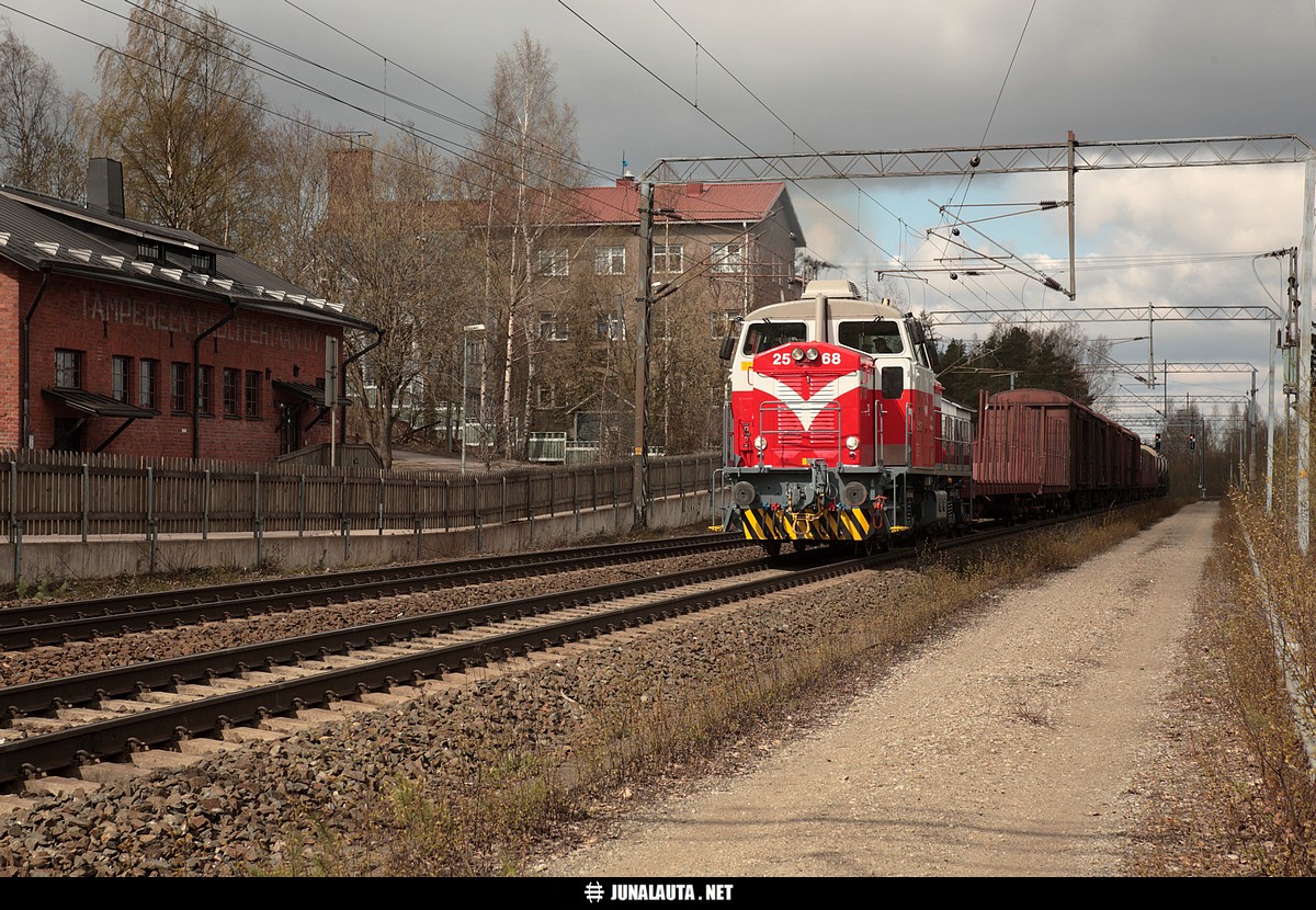 T3876 @ Pispala 04.05.2007
Jakelu- ja keräilyjuna Nokialta on poikennut myös sekä Kalkussa että Lielahdessa! Nyt, kymmenen vuotta myöhemmin minnekään kuvan viittaamiin paikkoihin ei ole enää raideliikennettä.
Avainsanat: T3876 Dv12_2568 nokialaine kaksoisraide kalkkulaine lielahtelaine 20070504