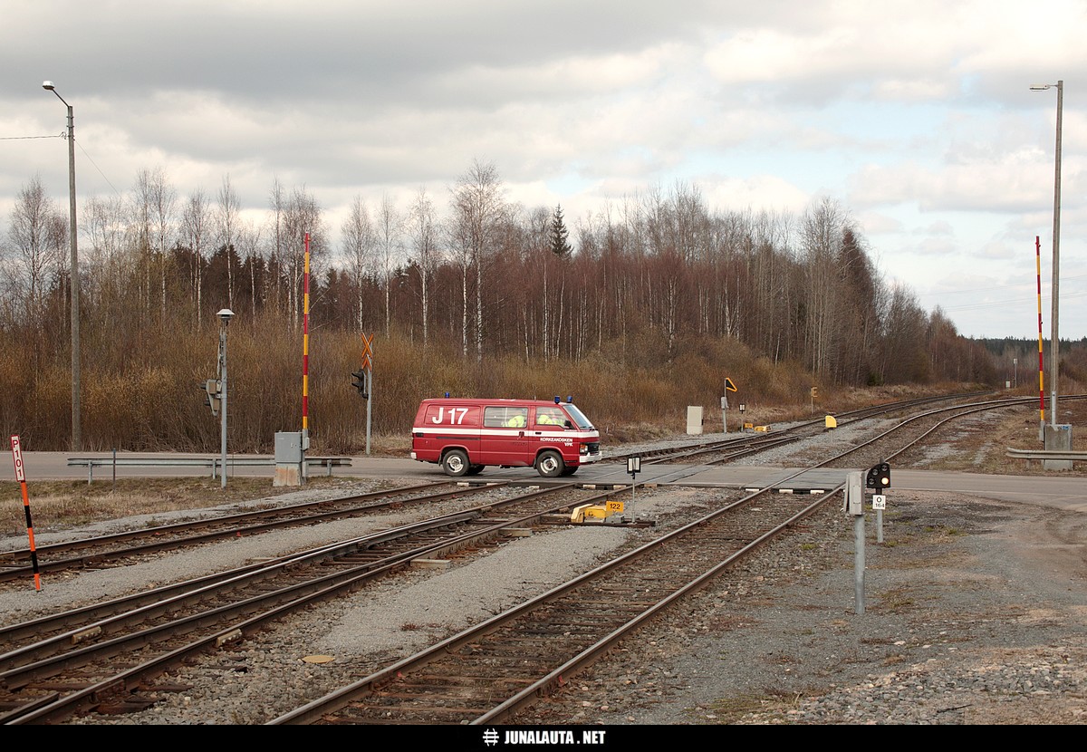 J17 @ Korkeakoski 04.05.2007
Korkeakosken VPK palaa hälytyskeikalta aina niin upealla ja pehmeäkyytisellä neliveto-lattiavaihde-Hiacella... Raideopastin juoruaa junan olevan myös paikalla, mutta tapaturma ei kuitenkaan liittynyt rautateihin.
Avainsanat: tasoristeyskuva paloauto 20070504