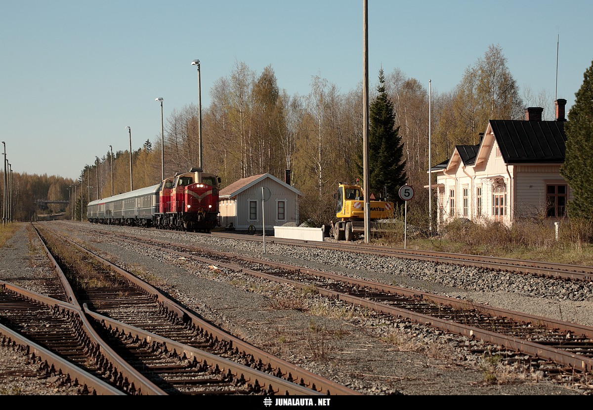 P915 @ Kolho 13.05.2007
Toukokuussa kolmena aurinkoisena sunnuntaina oli liikennekatkos Parkanon radalla. Tämän takia kulkuun oli laitettu pikajuna Tampereelta Haapamäen kautta Seinäjoelle! Juna ei kuitenkaan pysähdellyt väliasemilla (Haapamäkeä lukuun ottamatta, kts. kommentti!), Kolhon pysäkkikin oli vasta rakennusvaiheessa.
Avainsanat: P915 pikajuna Dv12_2736 Dv12_2725 20070513