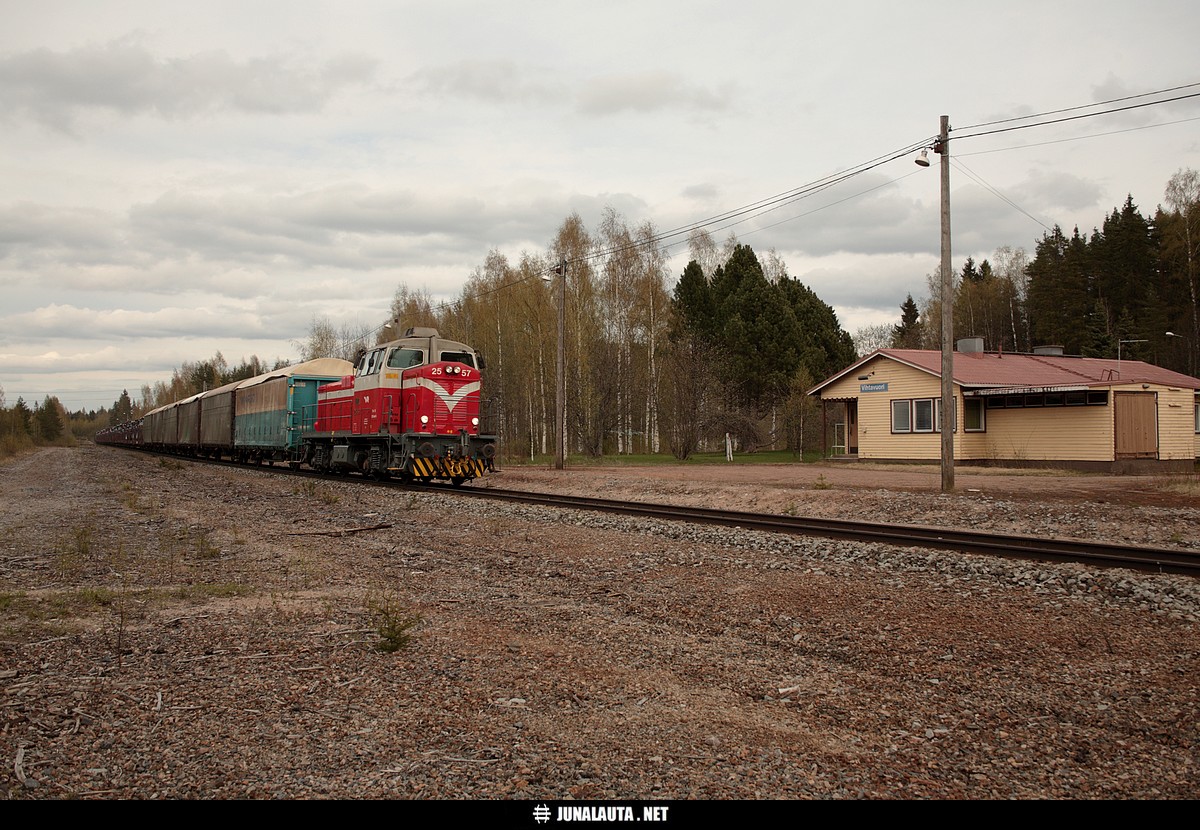 T3366 @ Vihtavuori 14.05.2007
Vanha, mutta juuri nyt kuitenkin taas niiiiin ajankohtainen kuva! :) 
Avainsanat: T3366 Dv12_2557 suolahtelaine sahatavarajuna 20070514