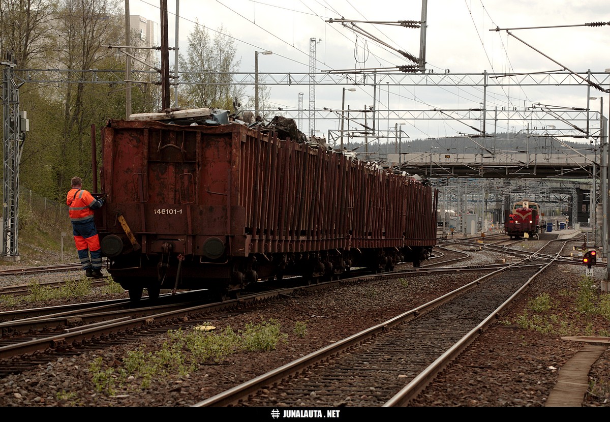 Mäenlaskua Jyväskylässä 16.05.2007
[i]"Koitas ny laittaa vauhtia siihen mäenlaskuun... Myöhästytään pian kotiinlähdöstä!"[/i]
Avainsanat: Dv12_2720 laskumäki Occ-vaunu 20070516