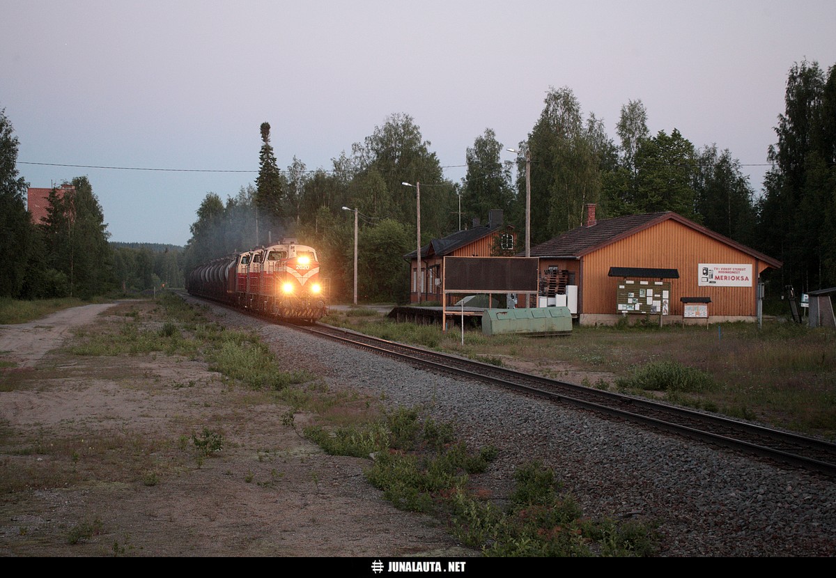 T3445 @ Lyly 03.07.2007
Omituisen junanumeron olen tällekin junalle onnistunut aikanaan saamaan, lienenkö sitten kuulut sen Haapamäellä jarrujentarkistelun yhteydessä? 

No, joka tapauksessa tuli huomattua, ettei vesitornia saa enää tänä päivänä tästä suunnasta mukaan kuvaan!
Avainsanat: hpk-kiertolaisia T3445 T3009 Dv12_2620 Dv12_2638 Dv12_2615 kaupunkilaine 20070703