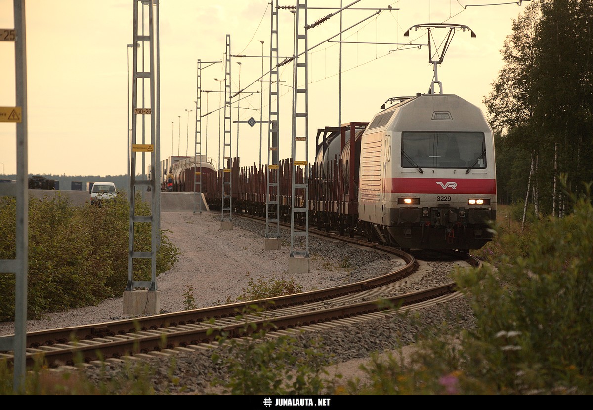 T5014 @ Oritkari 23.07.2007
Kiitotavarajuna poimimassa rekkavaunuja yhdistettyjen kuljetusten terminaalilta Oulun Oritkarissa kymmenen vuotta sitten. 

Tänä päivänä terminaali on toimettomassa tilassa, joko rekkoja ei enää riitä raiteilla kuljetettavaksi, tai toimettomuuden syy on jokin muu. Toivottavasti rekat tekevät paluun raiteille jonain päivänä! :)
Avainsanat: Sr2_3229 T5014 rekkajuna vaihtotyöliikenne vaihtotyöliikenne_Ol 20070723