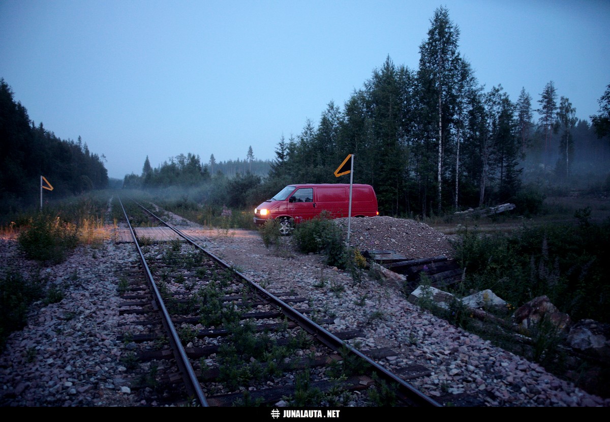 Hevonperseessä 25.07.2007
Tosiharrastaja hakeutuu nukkumaan Hevonperseeseen - kirjaimellisesti! Varsinkin, kun aamuvarhaisella pitäisi olla liikenteessä tavarajuna Kontiomäen suunnalta kohti Nurmesta... Ja sellainenhan oli, tosin kokoonpanoltaan vain tyhjä raakapuuvaunujuna.

Liikennevirasto poisti tasoristeyksen rataosan perusparannuksen yhteydessä. Jopa niin perusteellisesti, että se poistettiin jopa [url=http://www.tasoristeys.fi/]tasoristeys.fi[/url]:n tietokannoista! 

Todistusaineisto on kuitenkin yhä nähtävillä: 
- [url]http://vaunut.org/kuva/14184[/url]
- [url]http://aijaa.com/81o7iw[/url] 

       :) 

Avainsanat: tasoristeyskuva poistettu_tasoristeys 20070725