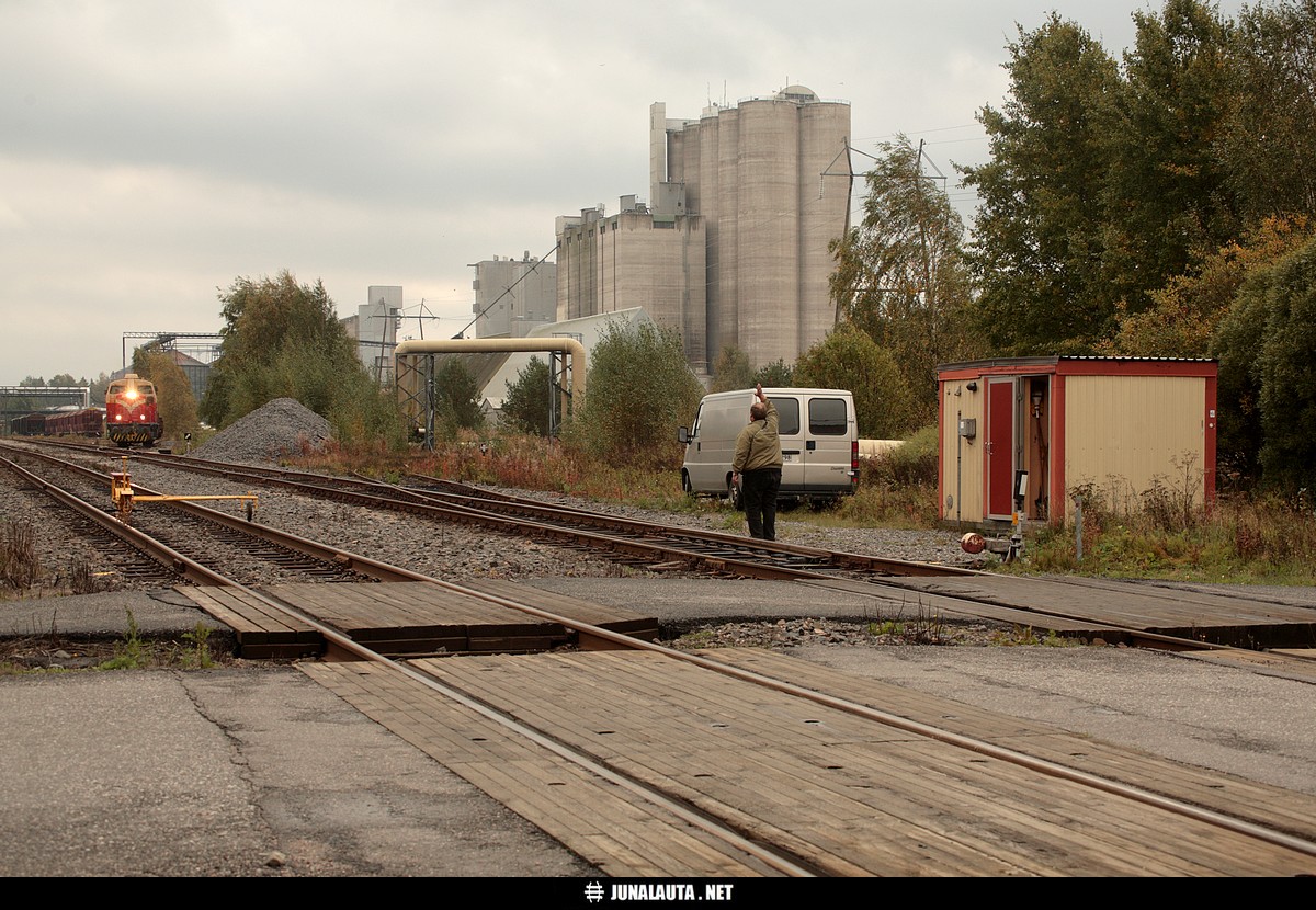 Kymmenen Vuotta Sitten: Junasuoritusta raisiolaisittain!
Raisiolaine on saanut luvan jatkaa Naantaliin pudotettuaan kuusi Veetattia odottamaan paluumatkalla tehtävää vaunujen vaihtotyötä... Suorittaja puolestaan valmistautuu antamaan veturinkuljettajalle näytösluontoisesti vielä "kiihdytä"-opastetta...! :)
Avainsanat: Dv12_2735 T3559 junasuorittaja tasoristeyskuva viljavarasto resiina raisiolaine naantalilaine 20070917