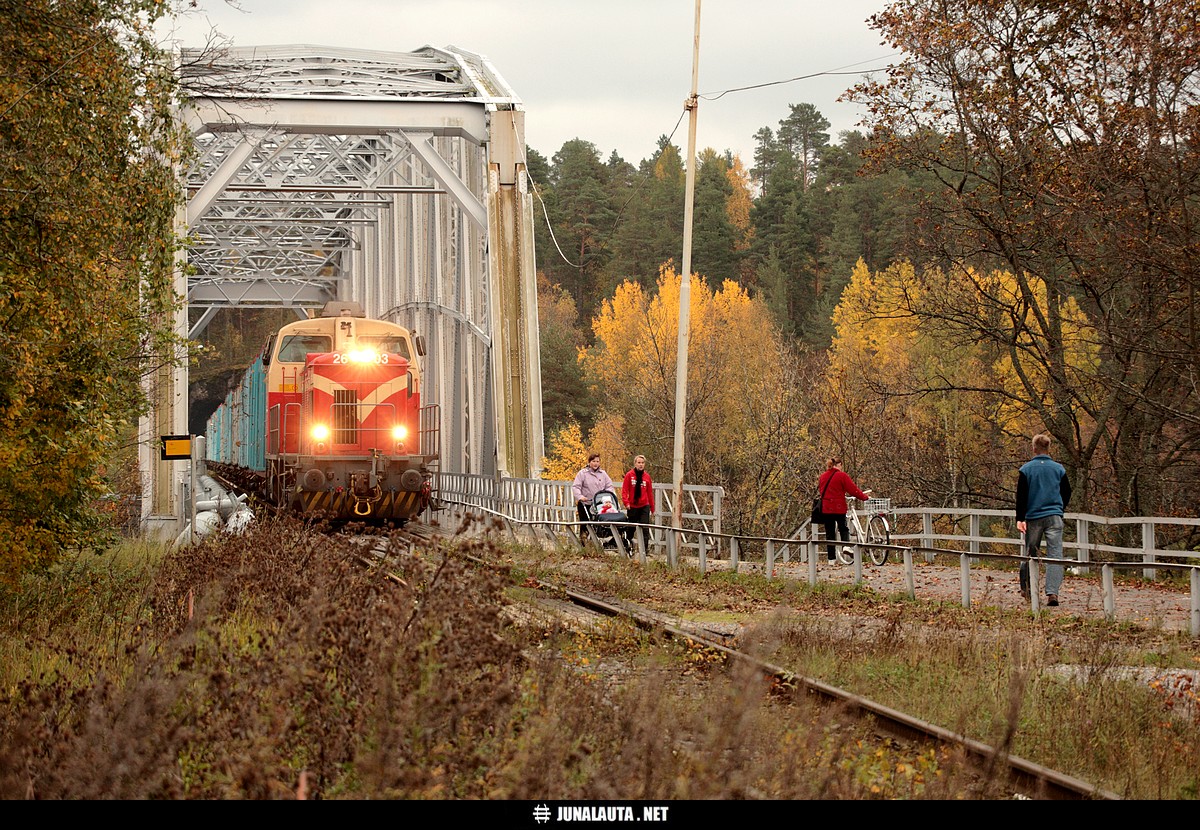 T4256 @ Kyrönsalmi (Savonlinna) 01.10.2007
Tavarajunarallia Huutokosken radalla kymmenen vuotta sitten: Raakapuujuna Kerimäeltä Savonlinnan kautta Pieksämäelle! 

Radan perusparannuksen jälkeen Savonlinnan kautta kulkeva raakapuujunaliikenne loppui käsittämättömättömällä tavalla kokonaan... 
Avainsanat: Dv12_2603 raakapuujuna siltakuva ratakisko T4256 tunnelikuva 20071001