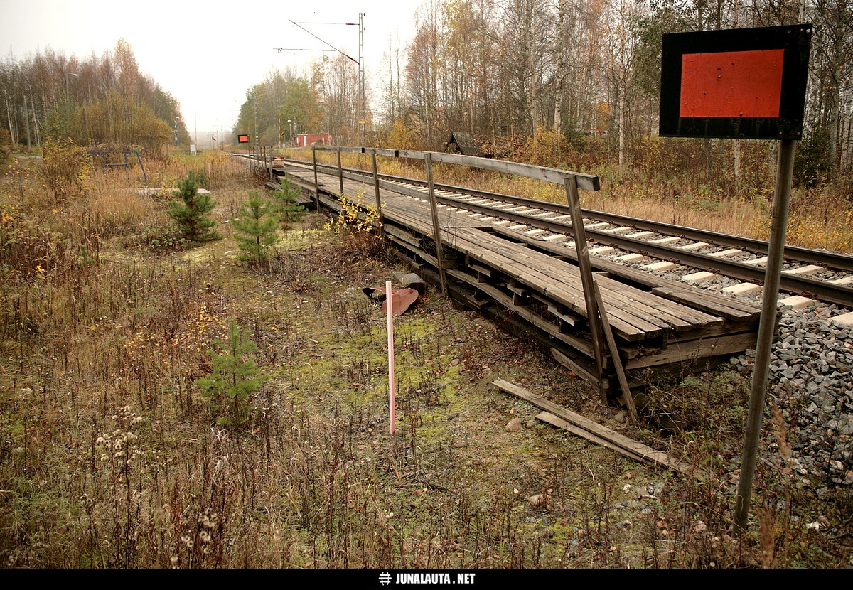 Suontee @ 03.10.2007
Suonteen junapysäkki. 
Avainsanat: puulaituri 20071003