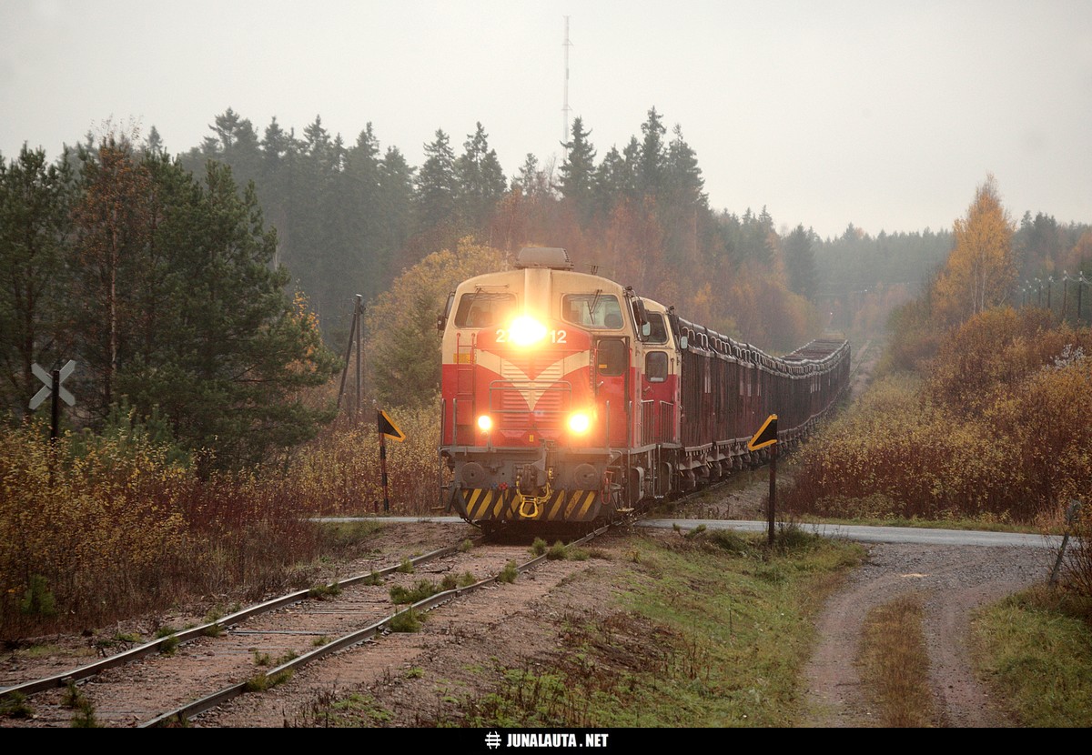 Sokerijuurikasjuna T3741 @ Säkylä 22.10.2007
Junallinen juurikasta saapuu aivan tuota pikaa Säkylän sokeritehtaalle kellon lähestyessä kolmeatoista!
Avainsanat: T3741 jurttijuna tasoristeyskuva Dv12_2712 Dv12_2563 20071022