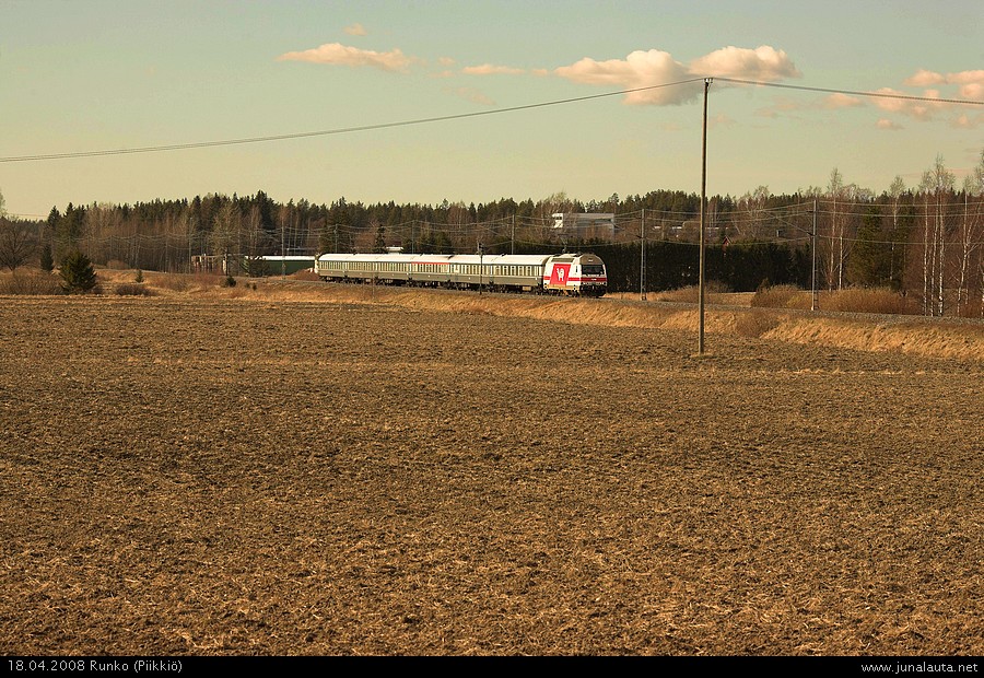 P146 Piikkiön pelloilla 18.04.2008
Pikajuna Turusta Helsinkiin Rungon peltoaukealla. Taustalla Pukkilan kartano. Kuva on otettu Rungon sähköaseman vierestä.
Avainsanat: pikajuna Sr2_3234 P146