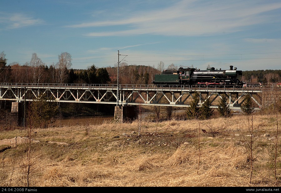 Höyryveturi Paimiossa!
Paimioon saavutaan hyvissä ajoin kohtaamaan vastaantulevaa junaliikennettä..
Avainsanat: Hr1_1021 Höyryveturi siltakuva Ukko-Pekka Hr1-2008-04-24