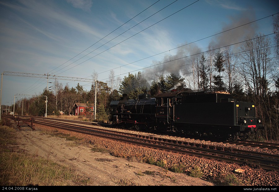 Hr1 1021 Karjaan kaksoisraiteella
Karjaan legendaarisin kuvauspaikka, kaksoisraiteen alkupää. Tässä on onnistunut putoamaan kiskoilta niin pendolino kuin tavarajunakin, mutta Pekkaa paikka ei yllätä! 
Avainsanat: Hr1_1021 Höyryveturi Ukko-Pekka Vahtitupa Hr1-2008-04-24