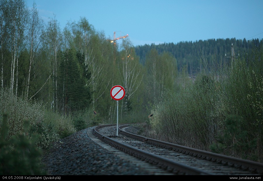 Keljonlahden rataa 04.05.2008
"Nopeusrajoitus päättyy" :))
Avainsanat: hylätty_raide