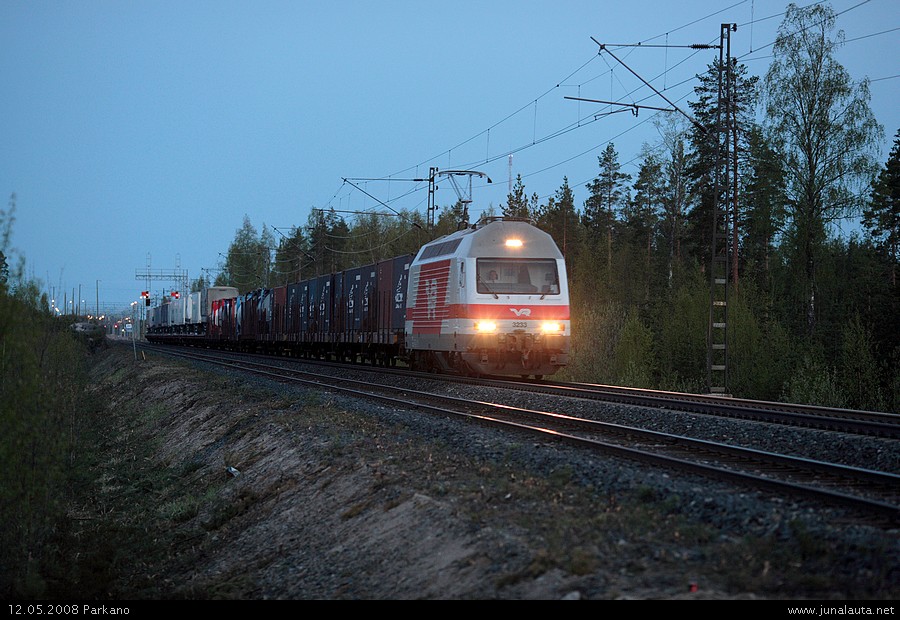 T3051 @ Parkano 12.05.2008
Lisää kiitotavaraa: vuorossa T3051 ja määränpäänä mikäpä muukaan kuin Oulu!
Avainsanat: rekkajuna Sr2_3233 T3051