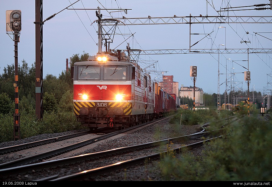 T3051 @ Lapua 19.06.2008
Juhannuksen alla kulkenut rekkajuna oli saanut vetovoimakseen neuvostoliittolaiskaksikon. Lapuan asemalla vauhti hiljeni saavuttaessa ratatyöosuudelle, mutta muistiinpanovälineiden unohtuminen kiireessä ei sallinut tällä kertaa tarkempien kokoonpanotietojen tallentamista :)
Avainsanat: Sr1_3106 Sr1_3109 T3051 rekkajuna tuplasusi