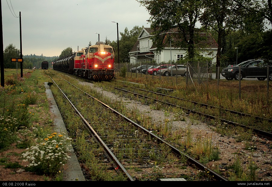 Ruuhkaa Raisiossa 08.08.08
Kolmetuhatvitonen Uudestakaupungista Siilinjärvelle on lyhyt ja kulkee huomattavan etuajassa: Raisiolainen Kolmeviisviisyhreksä (Dv12 2538 + Shmmn + 3*Vgk + 4*Vtad) ehtii tulemaan Turusta vastaan ja myrkkyjuna saa luvan odotella hetken tulotolpalla. Suorittajan resiinakaan ei enää ole parkissa pääkulkuväylällä, suorittajaa ei enää ole.
Avainsanat: Dv12_2737 Dv12_2738 T3005 T3559