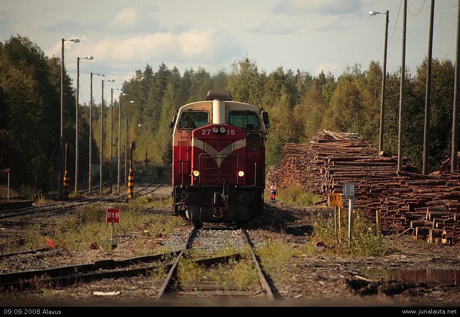 Alavutelaane
Haapamäen ratojen lisääntynyt tavarajunaliikenne ei jätä alavutelaaselle muuta mahdollisuutta kulkea kuin iltapäiväkapasiteetin. Käsikirjoitus oli jälleen lyhyen kaavan mukainen - vain tyhjien vaunujen tuonti Alavudelle.
Avainsanat: T3374 Dv12_2715 vesiviskuri alavutelaine 20080909