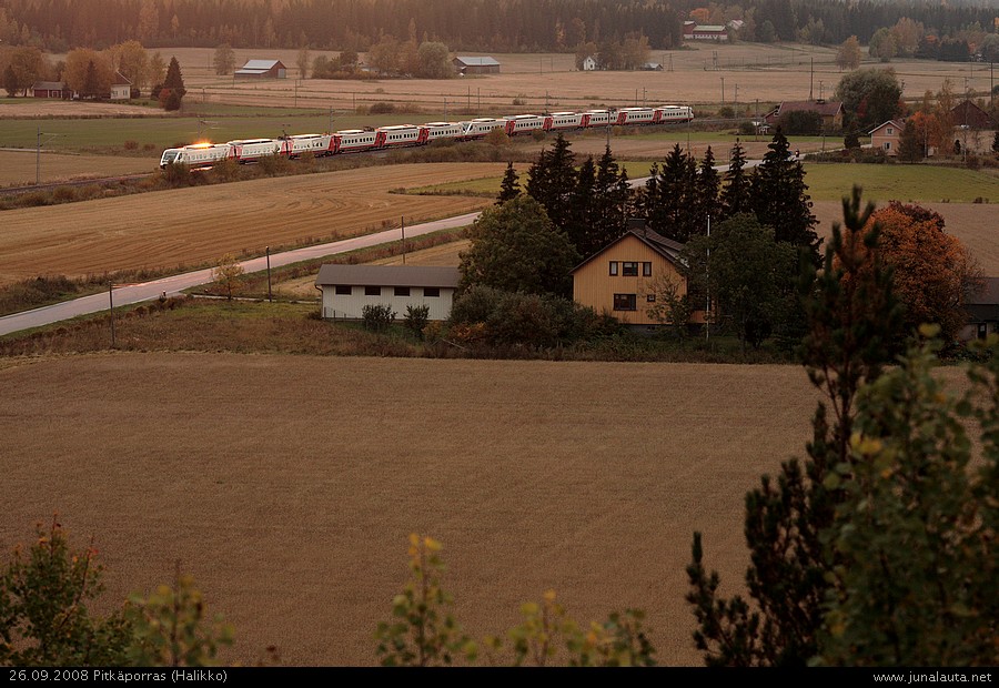 Pitkä Pendolino Pitkäportaan Parturoidulla Pellolla Perjantaina
Junaharrastajien yleisen mielipiteen perusteella Pendolinot ovat Peestä, joten asia oli selvitettävä: Tulokseksi saatiin kuuden Peen mittainen Pendolinokuva! ;) 


Avainsanat: tuplapendo Sm3_7x01 Sm3_7x16 S961