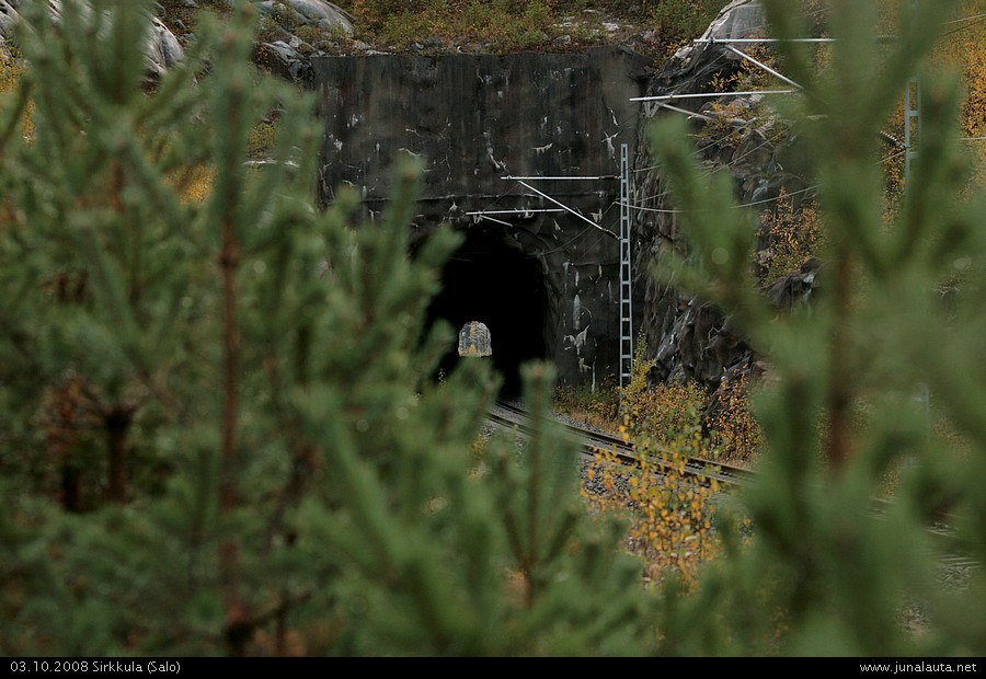 Lavianmäen tunneli
135mm:n näkemys. Liian lyhyt. Ei riitä alkuunkaan. Pyh. Tunnelin pituus 580m. Toisella puolen Tottolan entinen soramonttu.
Avainsanat: tunnelikuva