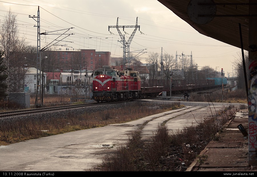 T3507 @ Raunistula 13.11.2008
T3507:lla on lastinaan rautaa ja puuta. Kokoonpanosta puuttuvat tälläkin kertaa Kyrön rättivaunut - sahatavaralle ei ole kysyntää?
Avainsanat: T3507 Dv12_2555 Dv12_2722