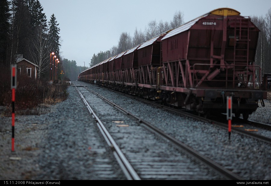 Tavarajuna Pihlajavedellä 15.11.2008
Pellettivaunuja Ilomatsista Kaskisiin kuljettava ylimääräinen ja yllättävä tavarajuna odottelee Pihlajaveden sivuraiteella vastaantulevaa höyryvetoista museotavarajunaa.. Juna mahtui juuri ja juuri Pihlajaveden ratapihan kukkakeppien väliin! :) 


Avainsanat: Dv12_2718 Dv12_2554 Dv12_2706 T3397 puupellettijuna Tad/Tabd-juna