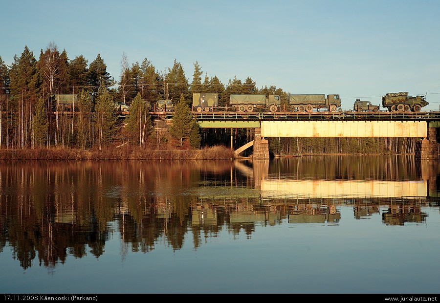 Muhkea junavonkale Käenkoskella 17.11.2008
Käenkoskella haaviin tarttui kunnon junavonkale - sotilasjuna Niinisalosta Rovajärvelle sätkii ja rimpuilee jäädessään kuvaajan haaviin! Parkanosta painettiin pysähtymättä läpi dieselvedolla Seinäjoen suuntaan jahka S45 sai riittävän etumatkan.
Avainsanat: sotilasjuna siltakuva