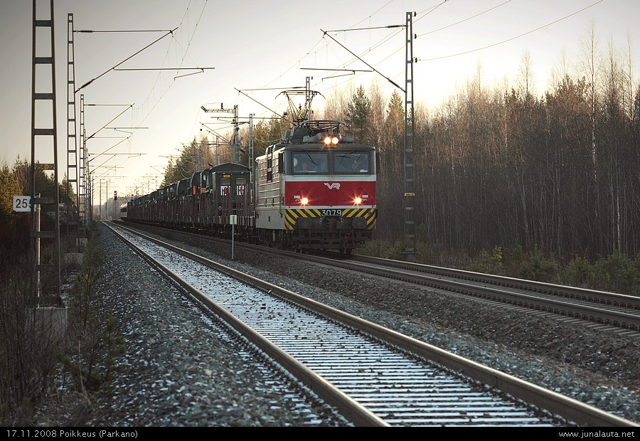 Sotilasjuna Poikkeuksessa 17.11.2008
Taas on se aika vuodesta kun sotilasjunia voi bongata siirtelemässä kalustoa ja varusmiehiä ristiin rastiin. Tämä juna suunnisti ilmeisesti Rovajärvelle.
Keywords: sotilasjuna Sr1_3079 T48xx