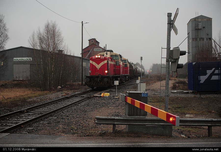 T3553 & Vet1304 @ Mynämäki 01.12.2008
Synkkä ja tihkusateinen talvisää houkutteli jälleen kuvahavainnoimaan tavarajunia! Aloitetaan kierros Mynämäen modernisoidulta ratapihalta..
Avainsanat: T3553 Vet1304 Dv12_2739 Dv12_2732 Dv12_2726 Dv12_2701 tasoristeyskuva