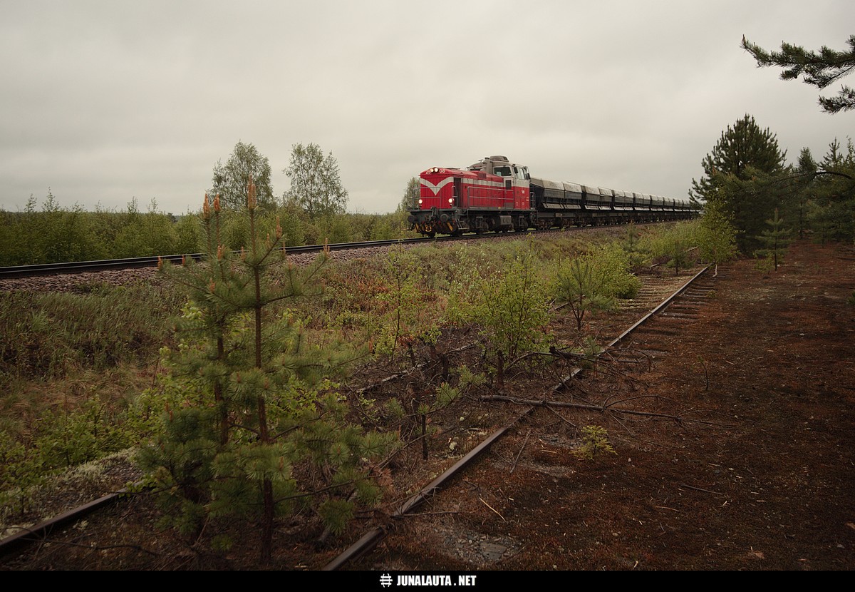 T5045 @ Nivalan teollisuuskylä 02.06.2008
Avainsanat: Dv12_2508 T5045 pyhäkumpulaine rikastejuna 20080602