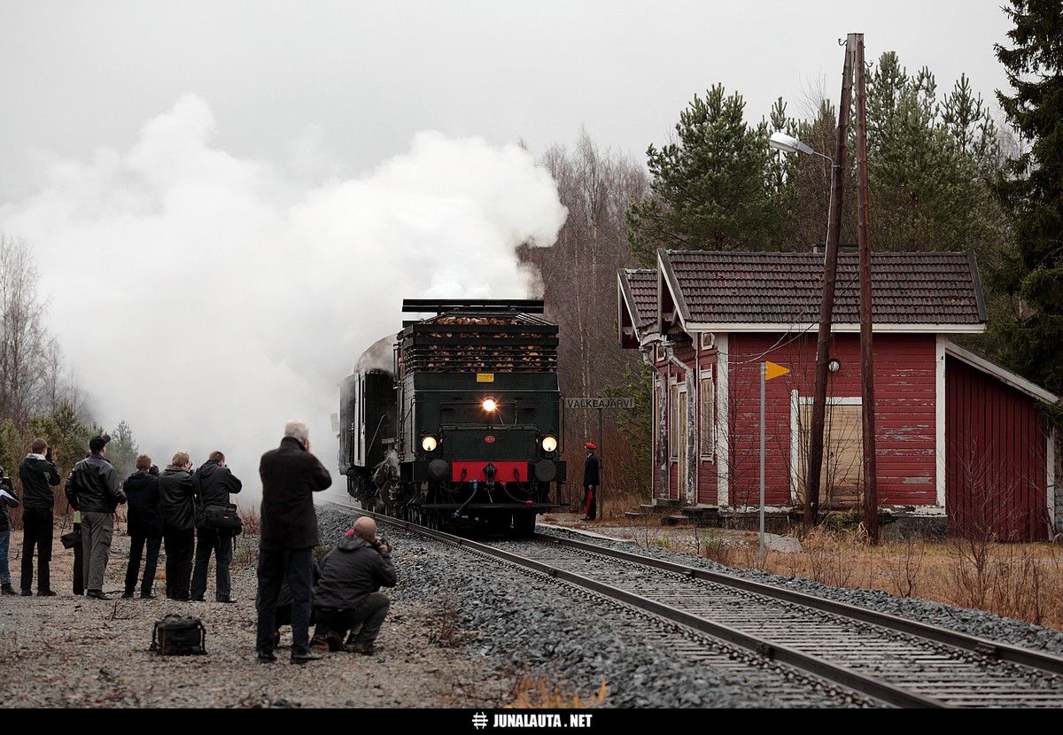 #tbt: Höyrytavarajuna pysähtyy Valkeajärvellä 15.11.2008
Avainsanat: Tk3_1136 Höyryveturi museojuna Tk3 HMVY höyryjuna #harrastajaruuhka #kuvausrintama junasuorittaja 20081115