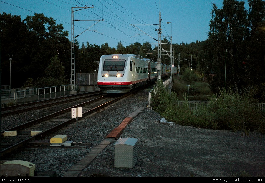 V1221 @ Salo 05.07.2009
Jokasunnuntainen pendosiirto Ilr-Tku.
Avainsanat: Sm3 pendolino V1221