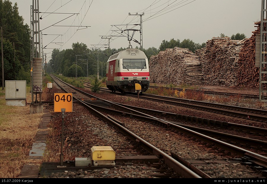 Veturinsiirtoja Karjaalla - Sr2 3207
Rantaradan remonttiviikon takia junaliikenne oli katki välillä Karjaa-Turku ja junat käännettiin jo Karjaalla takaisin Helsingin suuntaan.
Avainsanat: Sr2_3207 IC²128 IC²159