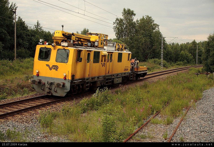 Tte-23 @ Karjaa 15.07.2009
Rantaradan liikenne on kuluneella viikolla koostunut ainoastaan keltaisista työkoneista. Sähköradan huolto- ja korjausyksikkö Tte-23 matelee kohmeisesti Karjaalta Pohjankurun suuntaan kello kahdeksan.
Avainsanat: Tte-23