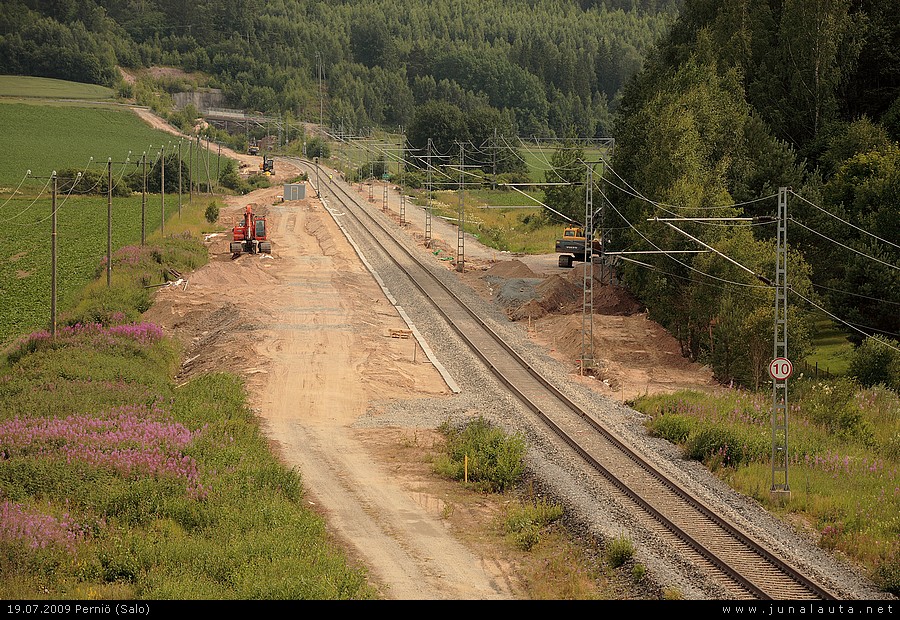 Perniön kadonnut linjavaihde 19.07.2009
Perniön viljavaraston kohdin on tehty ratatöitä oikein urakalla.
Avainsanat: kaivinkone