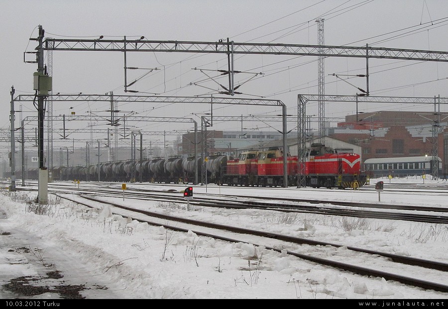 T3505 @ Turku 10.03.2012
Turun rajua ja rankkaa tavarajunarallia tarjoili lauantaina yksi juna Uuteenkaupunkiin ja yksi, kuvassa näkyvä juna Uudestakaupungista Siilinjärvelle. 

Siinä kaikki. 
Avainsanat: T3505 Dv12_2556 Dv12_2715 Dv12_2625