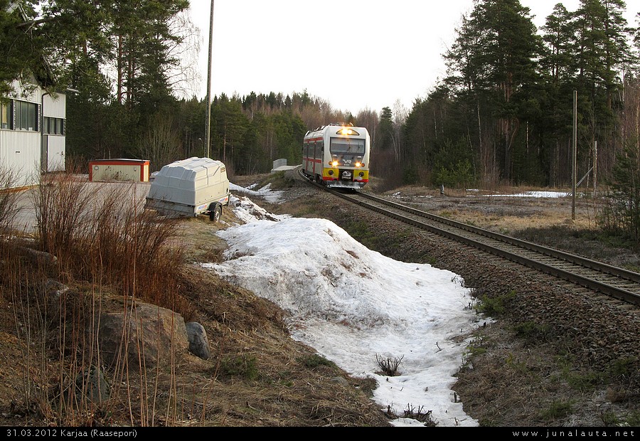 H382 @ Karjaa
Viidakkopendoista Hangon radalla sukkuloi tällä kertaa 4404. Ampumaradan tasoristeyksen koppi näyttää yhä paikalta löytyvän! :)
Avainsanat: H382 Dm12_4404