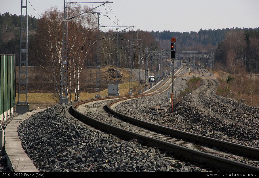 Ervelän pohjoinen tulo-opastin 22.04.2012
Rata on vaihtanut paikkaa Ervelässä! Huomaa pätkä meluaitaa vasemmalla! :)
