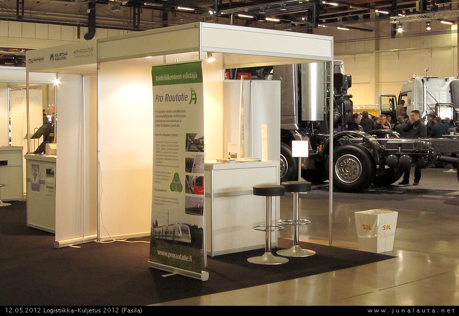 Pro Rautatien osasto Logistiikka-Kuljetus 2012 -messuilla
[url=http://www.prorautatie.fi/]Pro Rautatie ry[/url]:n osastolla ei näkynyt lauantaiaamuna toimintaa? Tarjolla oli kuitenkin esitteitä mm. Kehä V -hankkeesta sekä Tampere-Pietari -Allegroyhteydestä!
Avainsanat: logistiikkamessut2012